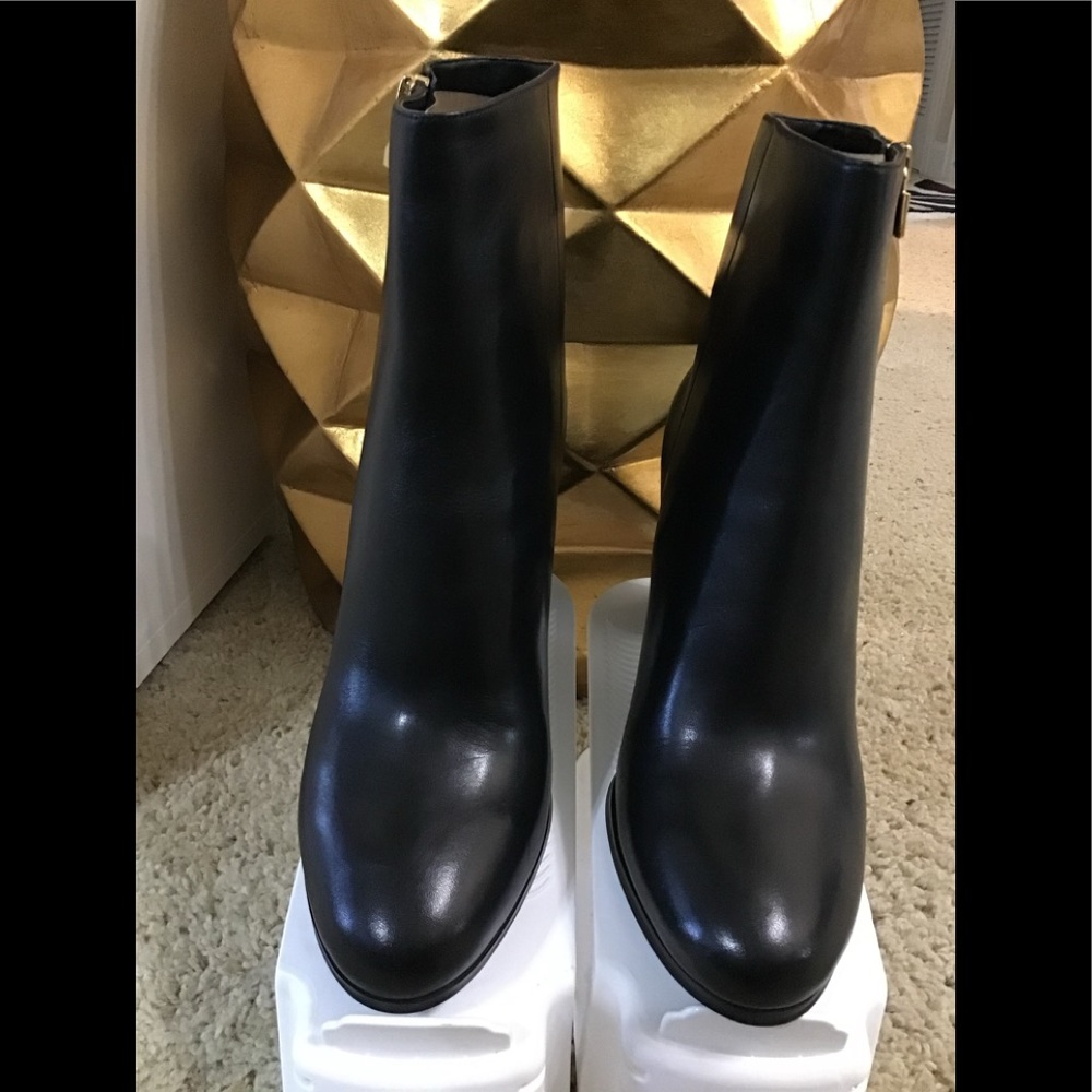 BRAND NEW...NEVER WORN...Michael Kors Ankle Boots
